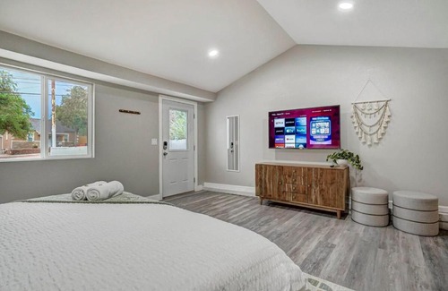 Central Colorado Springs House | Institute Charm - Near Hotspots King Sleek Studio