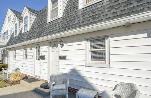 Gold Coast Condo | Internet, Cable, Window A/C, Outside Shower