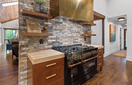 Atlanta House | Intown Mountain Retreat a magical oasis, sauna, gym, pool table