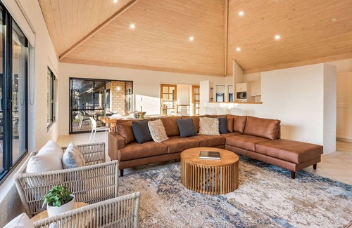 Yallingup House | INVITING 2 STOREY COASTAL ESCAPE IN PRIME HOLIDAY POSITION ON YALLINGUP HILL
