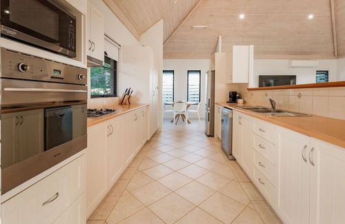 Yallingup House | INVITING 2 STOREY COASTAL ESCAPE IN PRIME HOLIDAY POSITION ON YALLINGUP HILL