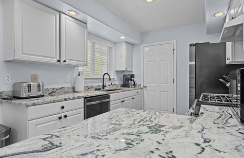 Keizer House | Inviting 2BR Half-Plex-Equipped Kitchen & Garage