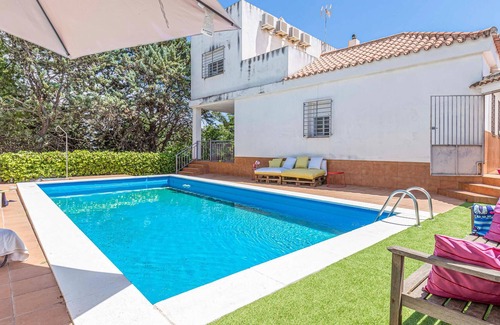 Guillena House | Inviting and comfortable cottage with all amenities for a successful vacation.