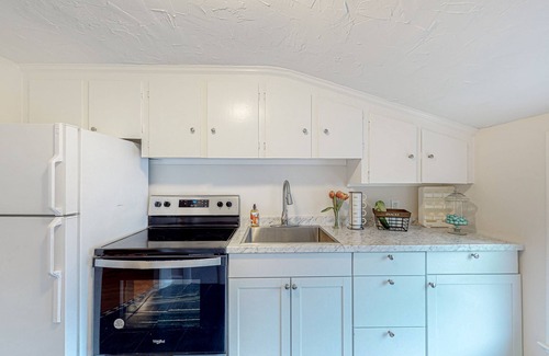 Parkside Apartment | Inviting apartment with full kitchen, porch, convenient location, & fast WiFi