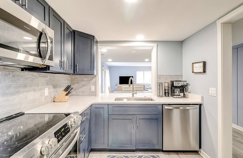 Sea Pines Villa | Inviting condo with pool, balcony, beach access & washer/dryer - golf nearby