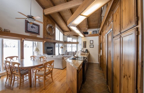 Park Meadows House | Inviting Cottage, Prime Location, On Free Transit, Minutes to Resorts & Main Street!