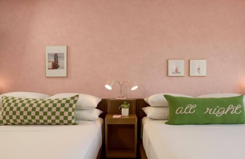 Red River Cultural District Hotel | Inviting Downtown Retreat: 2 90s-styled Rooms w/Modern Amenities & Pool