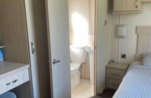 St Leonards-On-Sea Cabin | Inviting 2-Bed Caravan on Combe Haven Holiday Park