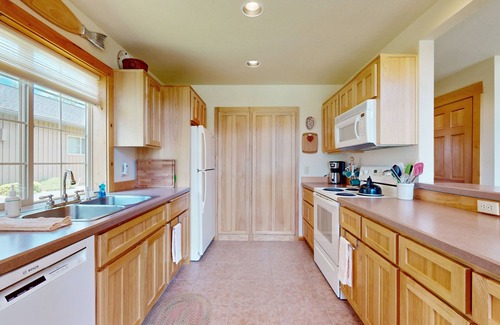 Redmond Ski Chalet | Inviting home w/expansive deck, BBQ grill, & access to Eagle Crest Resort