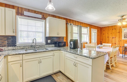 Jacksonville House | Inviting Jacksonville Home < Half Mi to University