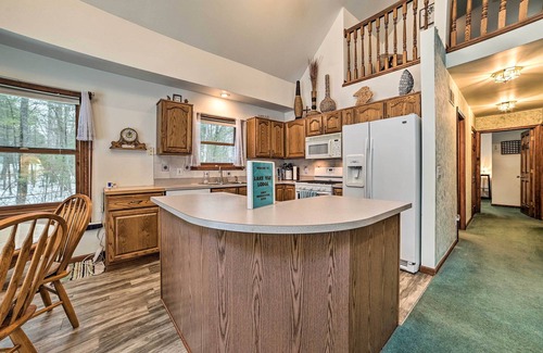 Lewiston House | Inviting ‘Lake Vue Lodge’ Home w/Fire Pit + Deck