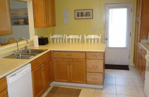 Palmetto Dunes Villa | Inviting Palmetto Dunes condo w/pool, private W/D & deck near beach & golf