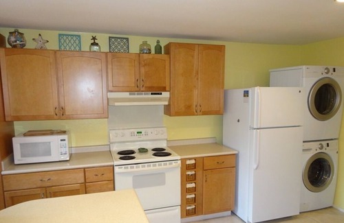Palmetto Dunes Villa | Inviting Palmetto Dunes condo w/pool, private W/D & deck near beach & golf
