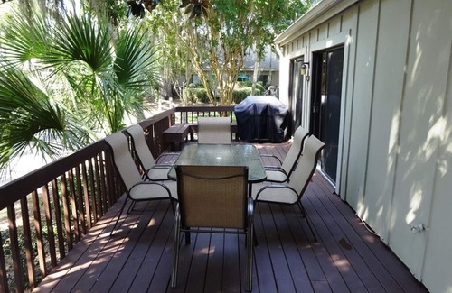 Palmetto Dunes Villa | Inviting Palmetto Dunes condo w/pool, private W/D & deck near beach & golf
