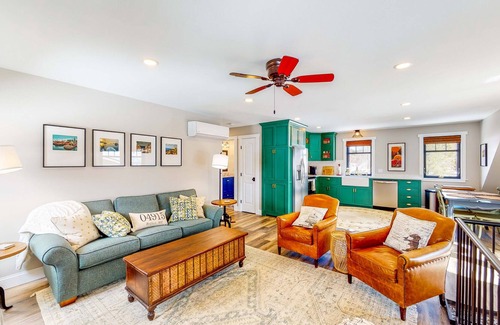 Belfast Apartment | Inviting waterfront home with full kitchen & deck