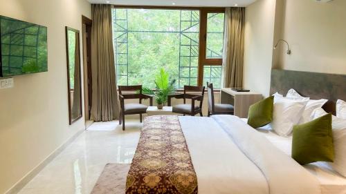 Khattalwada Hotel | Iris Suites Kalkaji