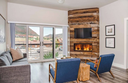 Glenwood Springs Condo | Iron Mt Hot Spgs Condo #309 | Mtn Views | Sleeps 4