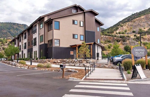 Glenwood Springs Condo | Iron Mt Hot Spgs Condo #307 | Mtn Views | Sleeps 4