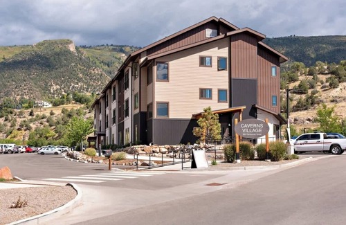Glenwood Springs Condo | Iron Mt Hot Spgs Condo #307 | Mtn Views | Sleeps 4