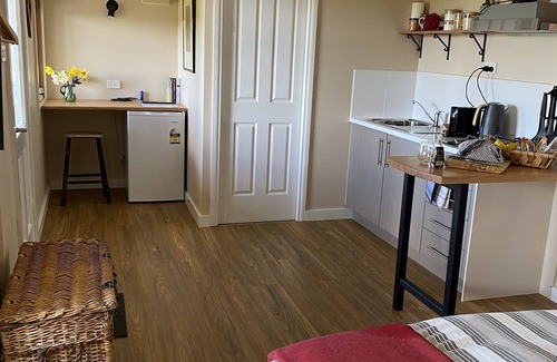 Drummond Cottage | Ironbark cabin, a tranquil romantic getaway between Daylesford and Kyneton.n