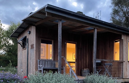 Drummond Cottage | Ironbark cabin, a tranquil romantic getaway between Daylesford and Kyneton.n