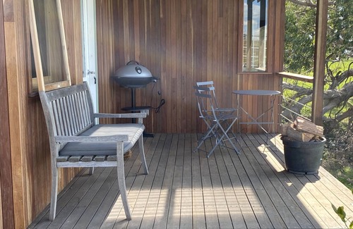 Drummond Cottage | Ironbark cabin, a tranquil romantic getaway between Daylesford and Kyneton.n