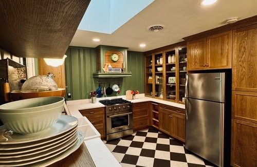 Algonquin House | Ironman & Eagleman - 4-bedroom house in charming Cambridge.