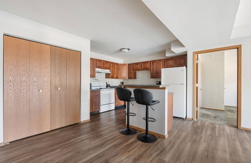 Normal Apartment | Irresistible 2bd 2ba, Pool, Gym Normal, IL Bloomington, IL , State Farm HQ