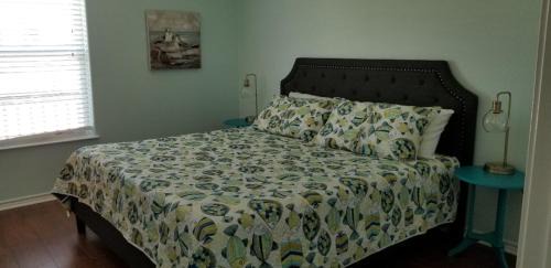 Crystal Beach House | Irresistible local Fenced yard, pet &kid friendly