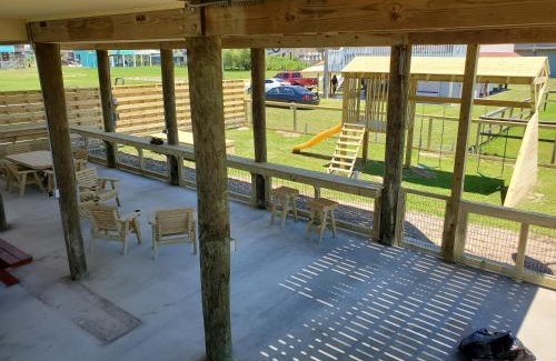 Crystal Beach House | Irresistible local Fenced yard, pet &kid friendly