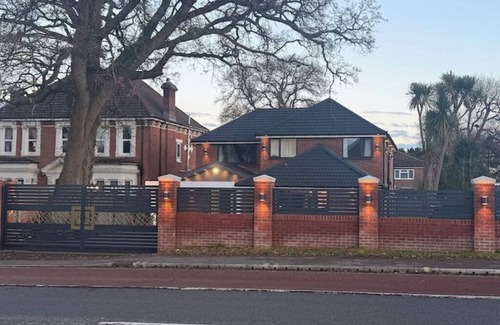 Waterlooville Apartment | Irtaza charming suits nn