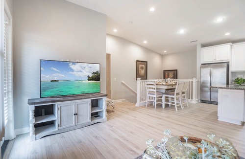 Oak Creek Condo | Irvine Oasis - Luxury 2BR Condo