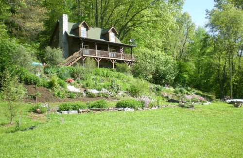 West Jefferson Cabin | Isaac's River Cabin - log cabin nestled on the banks of the New River