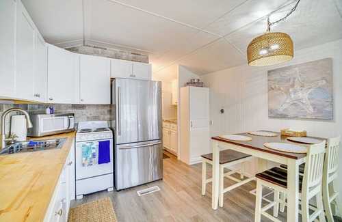 Nettles Island Cottage | Island Cottage in Jensen Beach w/Pool Access!