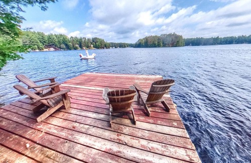 Brantingham Cottage | Island Cottage sleeps 8, dogs run free, Pontoon Boat, Hottub. Featured on ABC