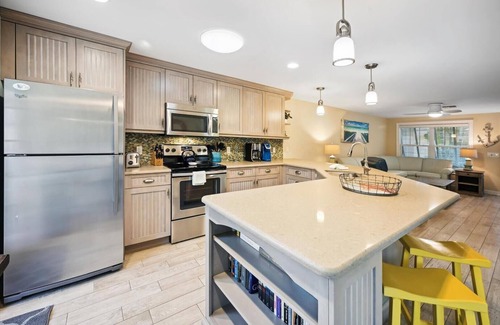 Holmes Beach Cottage | Island Cottage with open living area, pool, ground floor very close to beach located in Holmes Beach