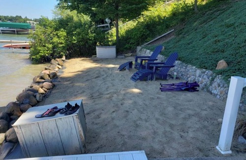 Cassopolis Cottage | Island Get Away – Lakefront Cottage on Beautiful Diamond Lake with Private Beach