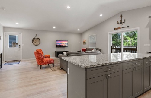 Clear Lake House | Island Park Loft- Sleeps 6 - 2 blocks from PM Park - 2 bed 2 bath.