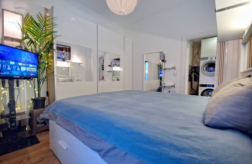 Esenyurt Condo | Istanbul 1+1, city view, washer, dryer, UHD TV, fiberoptic, lux, pool and gym.