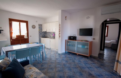 Monte Petrosu House | Apartment with garden and wi-fi in residence with swimming pool