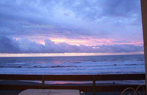 Marina di Castagneto Carducci Apartment | Flat by the sea with stunning views from the 2 terraces, in Marina di Castagneto