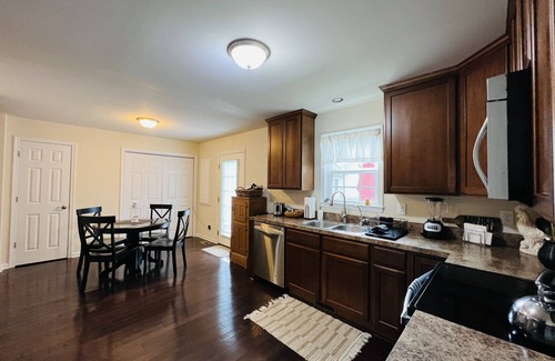 Issue House | It's A Beautiful Day Cottage, Pet Friendly and Walking Distance to the Beach