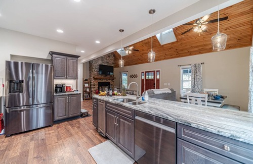 Helen Cabin | It's All Fun and Games - Modern Family Cabin Near Helen, Hot Tub, Games, Golf