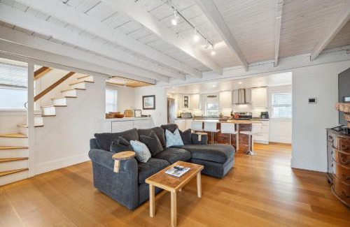 Newbury House | It's All Good Hot Tub Steps to Beach Yard