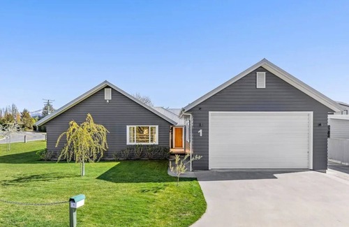 Albert Town House | It's Easy! Space and comfort