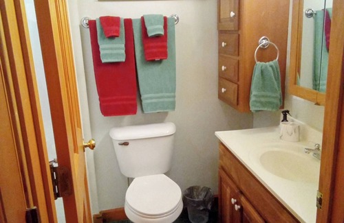 Keokuk Apartment | Ivin's Hideaway