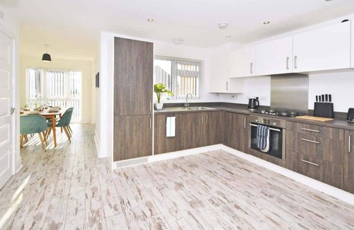 Hanley House | Ivory House Summary:
