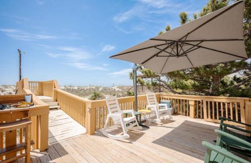 Long Beach House | Ivy Cottage by Oak Island Accommodations