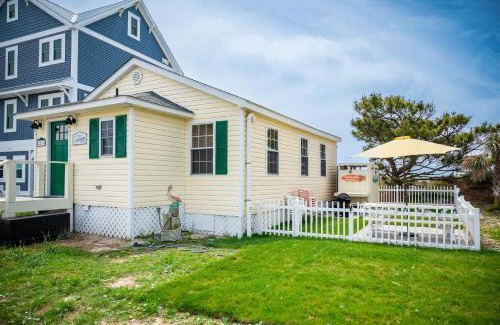 Long Beach House | Ivy Cottage by Oak Island Accommodations