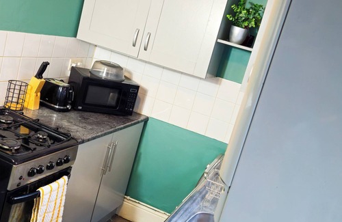 Derby House | Ivy Green House - Central,Wifi,Netflix,Sleeps 7 - Business and Family Friendly